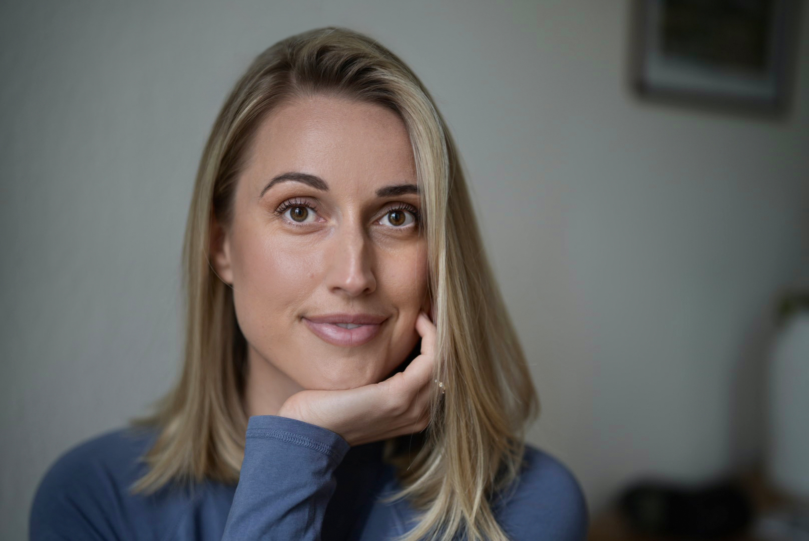 Portrait von Rebecca Schneider, Fotografin und Gründerin von shotsbybecca